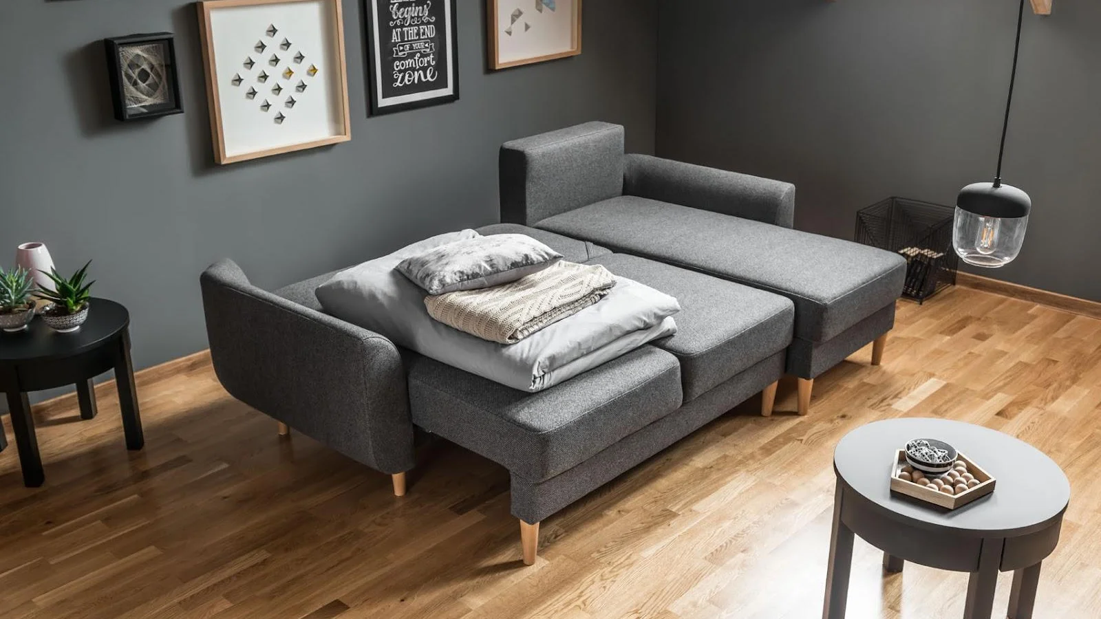 Szara sofa z funkcją spania